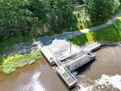 Luftbild fertig gestellte Fischschleuse landseitig der Wasserkraftanlage